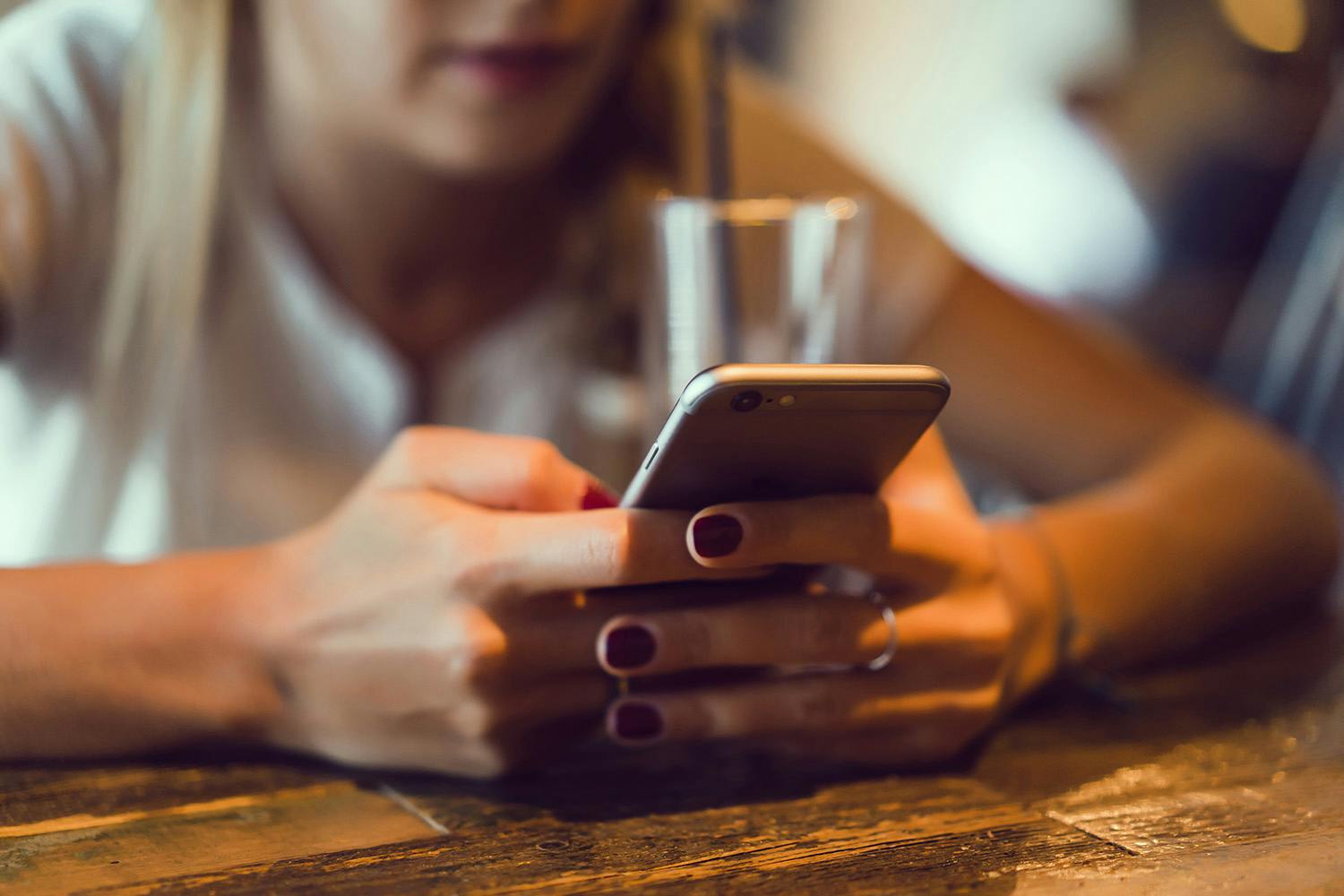 465902414 Hænder holder en iPhone